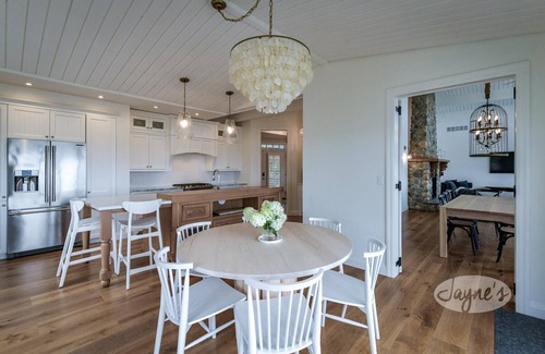 The Blue Mountains Ski Chalet | 5 bdrm, 3 bath Beach Chalet! Steps to Georgian Trail! Georgian Bay Views!
