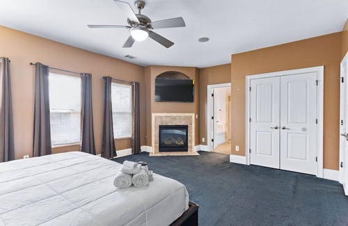 Lithonia House | 5 Bdrms/Swimming Pool/Indoor Hottub/Game Rm/Gated Home 20 mins from downtown Atl