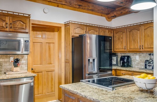 Lebanon House | 5 Bed 5 Bath Luxury Nashville Lodge! Pickleball Game Rm Sauna Fire Pit & Hot-tub