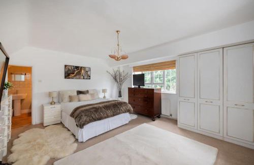 Oakleigh Apartment | 5 Bed Home with Private Parking - 25 Mins To Central London