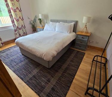 Killybegs House | 5 Bed House - Sleeps 13 - Pets - Garden - Parking