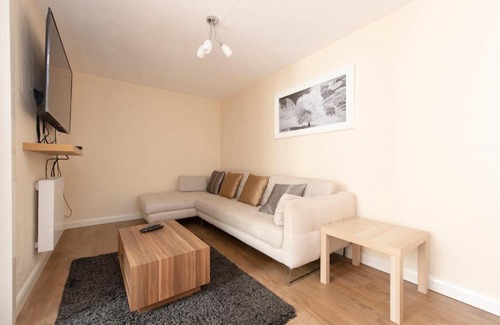 Thamesmead East Apartment | 5 Bed Town House with 8 beds and sleeps 10