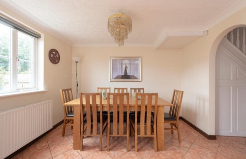 Thamesmead East Apartment | 5 Bed Town House with 8 beds and sleeps 10