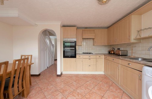 Thamesmead East Apartment | 5 Bed Town House with 8 beds and sleeps 10
