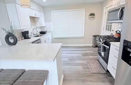 Franklin Park House | 5-bedroom 2 bath home with spacious yard-15 min to O'Hare Airport-Chicago