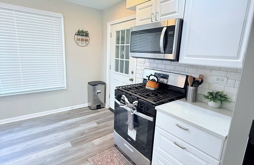 Franklin Park House | 5-bedroom 2 bath home with spacious yard-15 min to O'Hare Airport-Chicago