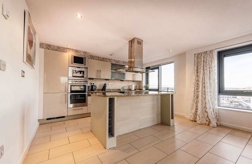 Liverpool City Centre Apartment | 5 Bedroom 3 Bathroom Duplex Penthouse with Private Parking