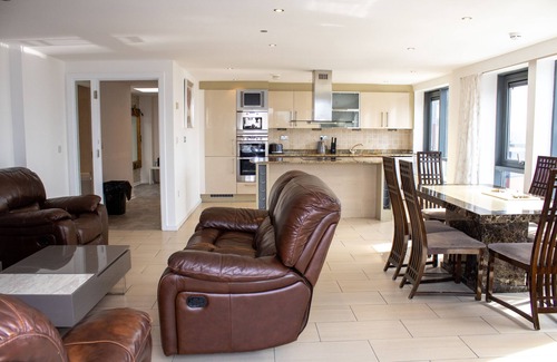 Liverpool City Centre Apartment | 5 Bedroom 3 Bathroom Duplex Penthouse with Private Parking