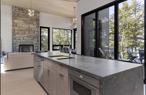 Seguin Cottage | 5 bedroom 5 bath Brand New Build on Lake Joseph