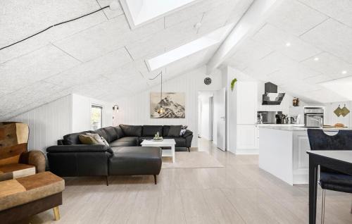 Hejlsminde Strand House | 5 Bedroom Cozy Home In Hejls