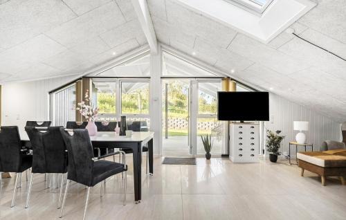 Hejlsminde Strand House | 5 Bedroom Cozy Home In Hejls