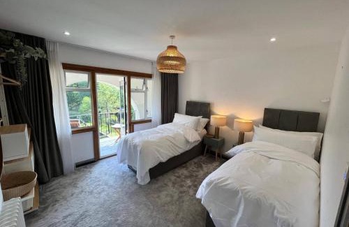 Devizes House | 5 Bedroom Lake House in a nature reserve