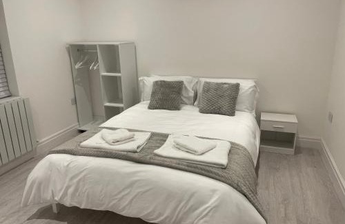 Fairlop Apartment | 5 Bedroom Modern and Spacious House in London