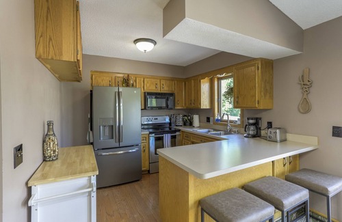 Burnsville House | 5- Bedroom Private Home- Quiet Neighborhood- Pet Friendly