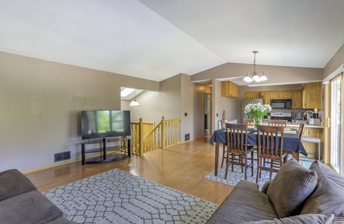 Burnsville House | 5- Bedroom Private Home- Quiet Neighborhood- Pet Friendly