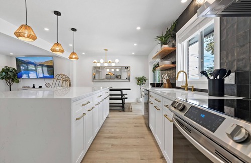 Scenic Heights House | 5 Beds 4 Baths.15 Mins to DT Denver. Property in Arvada with many amenities!