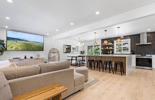 Scenic Heights House | 5 Beds 4 Baths.15 Mins to DT Denver. Property in Arvada with many amenities!