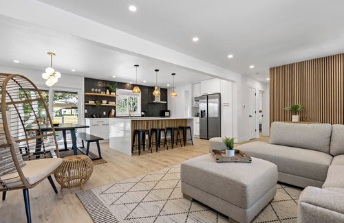 Scenic Heights House | 5 Beds 4 Baths.15 Mins to DT Denver. Property in Arvada with many amenities!