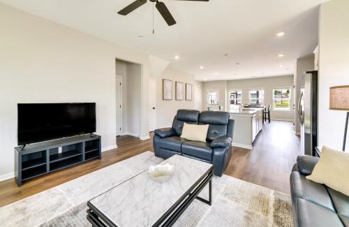 Opelika House | 5 Mi to Auburn University Sleek Townhome with Patio