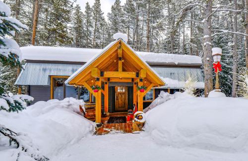 Blue River House | 5 Mi to Breckenridge Ski Resort Cozy Wood Cabin!