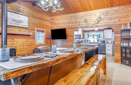 Blue River House | 5 Mi to Breckenridge Ski Resort Cozy Wood Cabin!