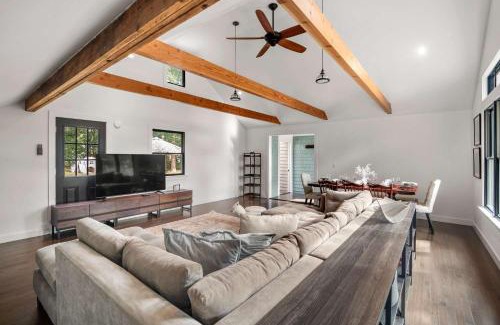 Eastham House | 5 Min drive to National Seashore beaches and private backyard