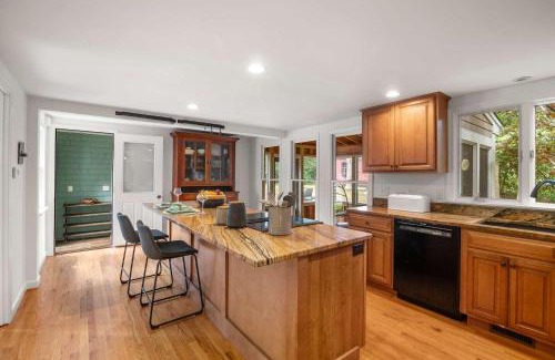 Eastham House | 5 Min drive to National Seashore beaches and private backyard