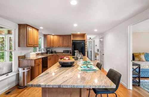 Eastham House | 5 Min drive to National Seashore beaches and private backyard