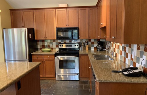 East Kootenay Condo | 5 Min. Drive to the Resort and Fernie. Hot Tub