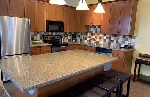 East Kootenay Condo | 5 Min. Drive to the Resort and Fernie. Hot Tub