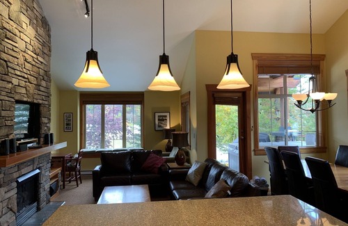 East Kootenay Condo | 5 Min. Drive to the Resort and Fernie. Hot Tub