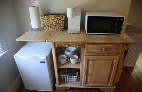 Warwick House | 5 Min from Airport -10 Min from Providence! Cozy 2nd Floor Apartment