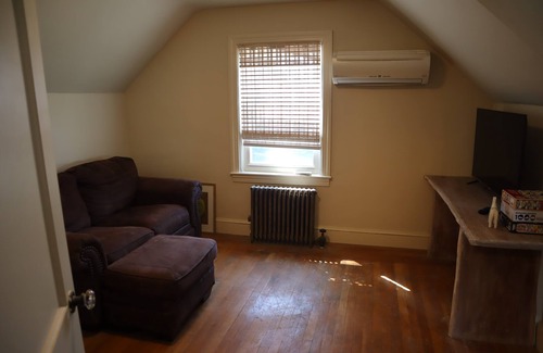 Warwick House | 5 Min from Airport -10 Min from Providence! Cozy 2nd Floor Apartment