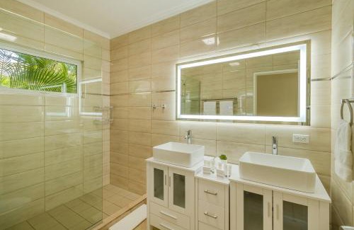 Opal Apartment | 5 min to Beach Luxe Villa Opal Breeze by Bocobay