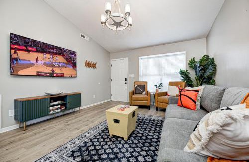 Westfield House | 5 min to Grand Park, Perfect for families & small groups, King Bed, FirePit, Ping Pong!