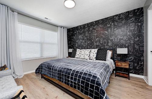 Westfield House | 5 min to Grand Park, Perfect for families & small groups, King Bed, FirePit, Ping Pong!