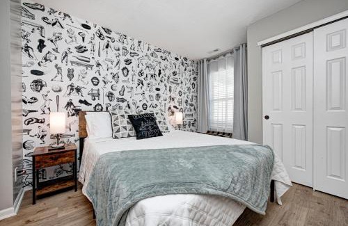 Westfield House | 5 min to Grand Park, Perfect for families & small groups, King Bed, FirePit, Ping Pong!