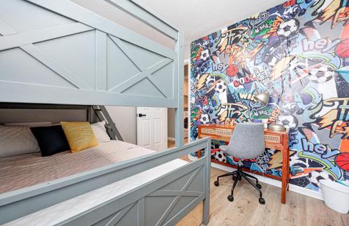 Westfield House | 5 min to Grand Park, Perfect for families & small groups, King Bed, FirePit, Ping Pong!