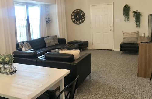 University House | 5 min to Magnolia Silos in Baylor Bubble! NICE amenities! Sparkling clean!