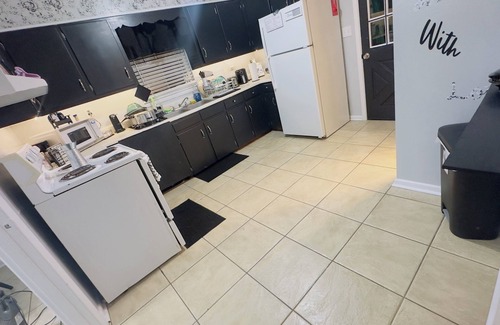 Saint Elmo House | 5 mins from I-10 ,4 bedrooms and very spacious private 2400 sq ft home.