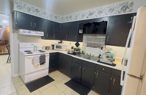 Saint Elmo House | 5 mins from I-10 ,4 bedrooms and very spacious private 2400 sq ft home.