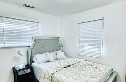 Hazel Park House | 5 minute to Downtown Ferndale! Cozy house (Pet-Friendly!)