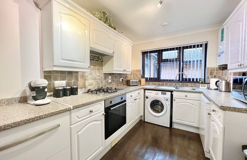 Sandown House | 5 minute walk to beach, quite cul-de-sac location, parking for 3 cars