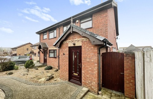 Sandown House | 5 minute walk to beach, quite cul-de-sac location, parking for 3 cars