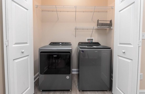 New Bern House | 5 minutes to Cherry point! Family-sized townhouse with fireplace & balcony