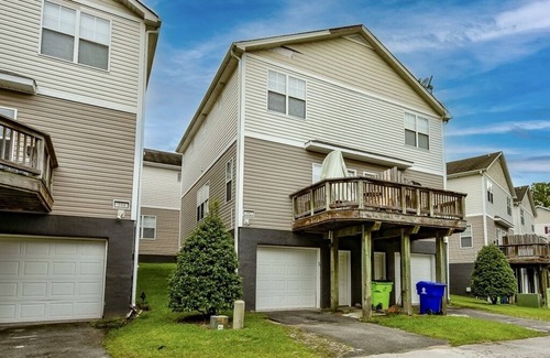 New Bern House | 5 minutes to Cherry point! Family-sized townhouse with fireplace & balcony