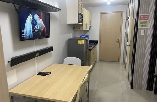 Bagong Pag-asa House | 5 minutes to SM North EDSA via exclusive bridgeway from the property