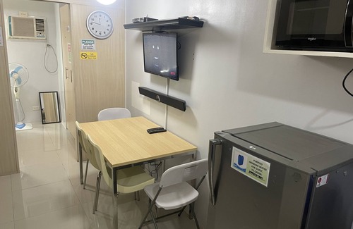 Bagong Pag-asa House | 5 minutes to SM North EDSA via exclusive bridgeway from the property