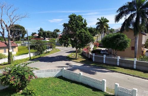 Mango Walk Apartment | 5 minutes to the beach! Cozy 2 Bedroom & Bathroom with balcony & scenic views