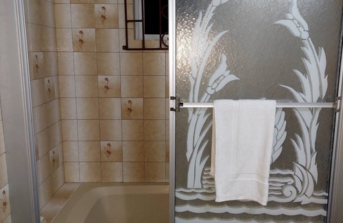 Mango Walk Apartment | 5 minutes to the beach! Cozy 2 Bedroom & Bathroom with balcony & scenic views